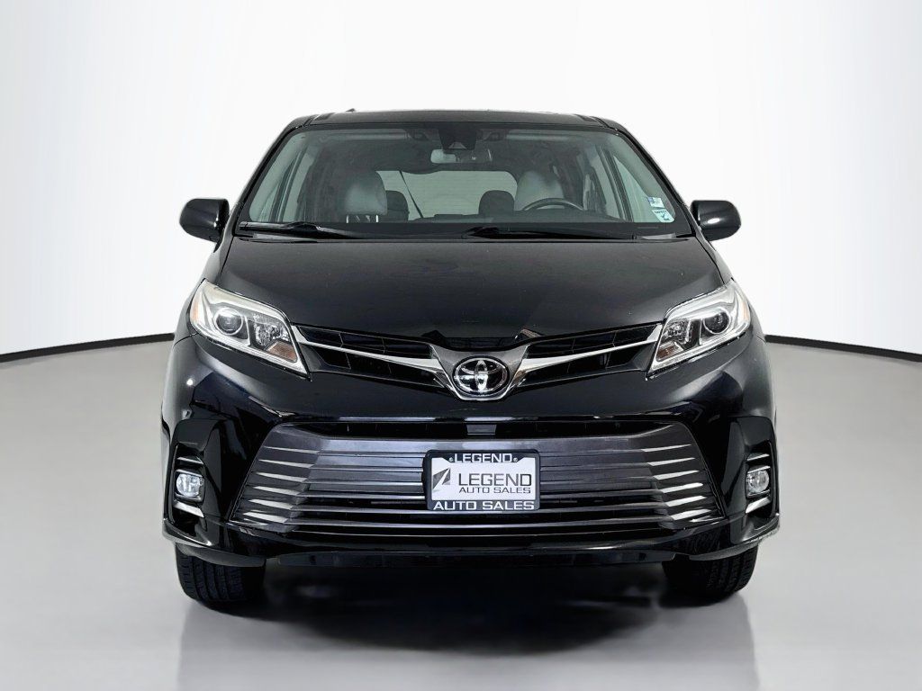 Used 2018 Toyota Sienna Limited FWD image 2