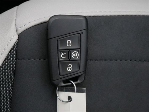 Certified 2025 Volkswagen Taos SE image 34