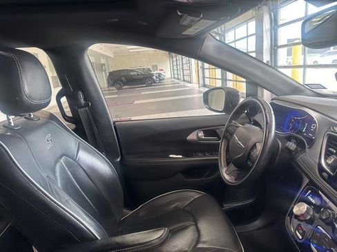Used 2018 Chrysler Pacifica Limited w/ Advanced Safetytec Group FWD image 12