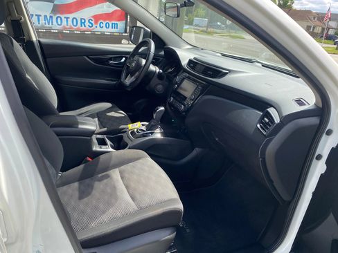 Used 2017 Nissan Rogue Sport SV w/ SV Premium Package image 12