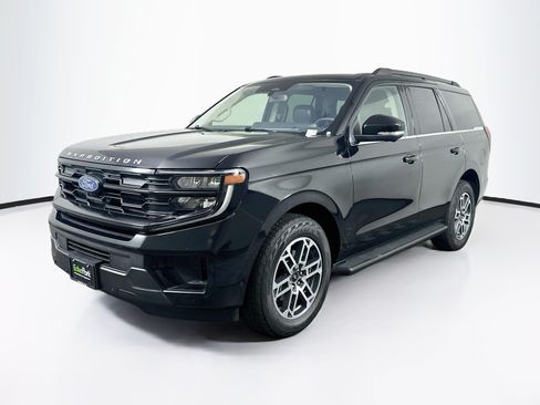 Used 2025 Ford Expedition Active AWD/4WD image 3