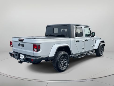 Used 2024 Jeep Gladiator Sport image 3