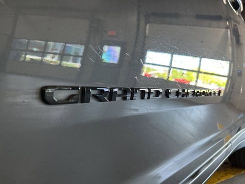 Used 2022 Jeep Grand Cherokee Altitude AWD/4WD image 12