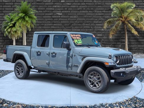 Used 2025 Jeep Gladiator Sport image 8