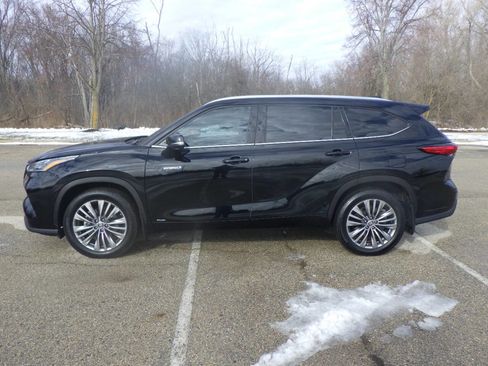 Used 2021 Toyota Highlander Platinum image 2