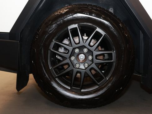 Used 2024 Tesla Cybertruck AWD Crew Cab image 27