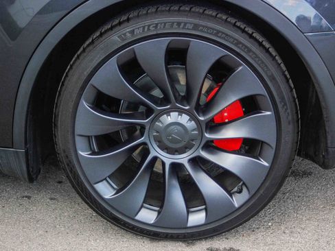 Used 2024 Tesla Model Y Performance image 11