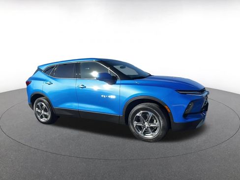 Used 2025 Chevrolet Blazer LT FWD image 2