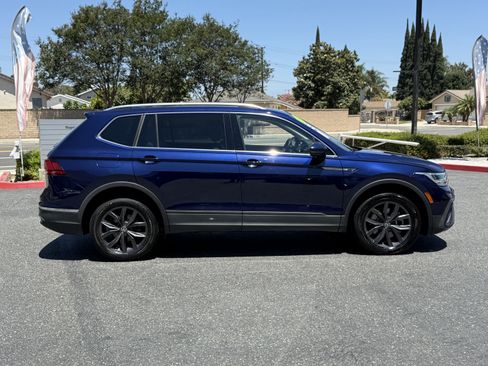 Used 2023 Volkswagen Tiguan SE w/ Panoramic Sunroof Package FWD image 7