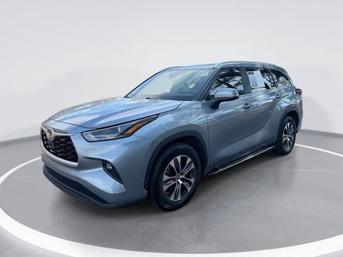 Used 2023 Toyota Highlander XLE image 1