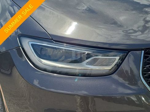 Used 2023 Chrysler Pacifica Touring-L FWD image 7