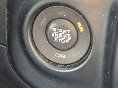 Used 2022 Jeep Gladiator Sport image 12