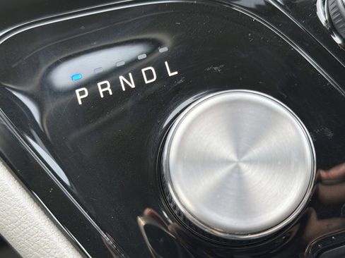 Used 2024 Chrysler Pacifica Touring-L image 24