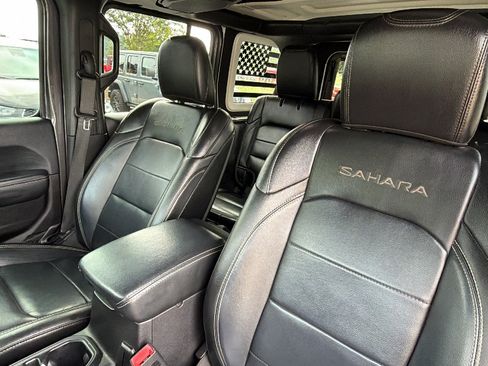 Used 2018 Jeep Wrangler Unlimited Sahara w/ Cold Weather Group AWD/4WD image 16