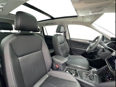 Used 2022 Volkswagen Tiguan SE w/ Panoramic Sunroof Package FWD image 34