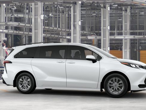 New 2025 Toyota Sienna LE image 13