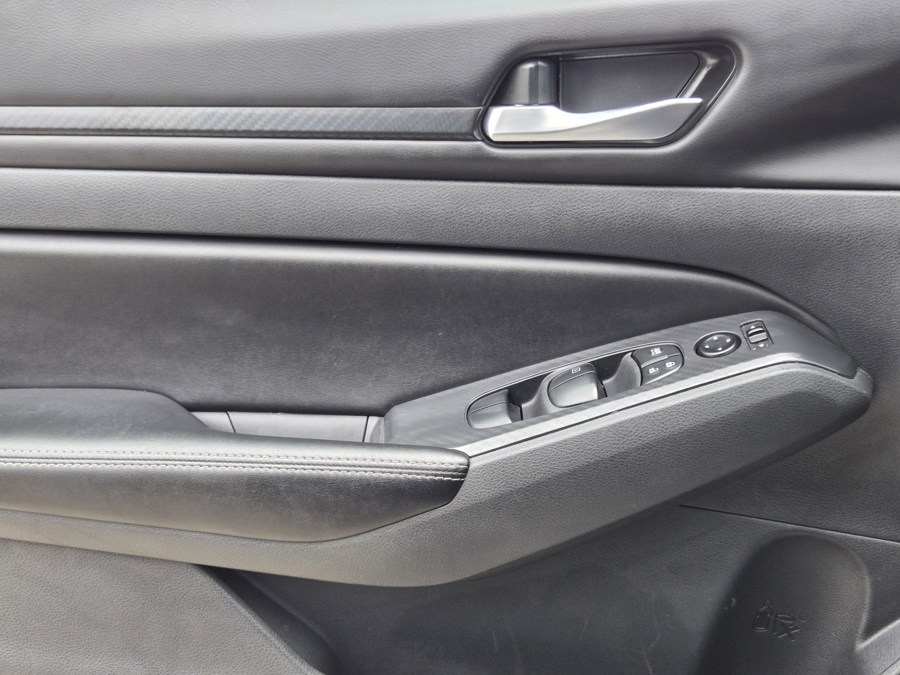 Used 2025 Nissan Altima 2.5 SV FWD image 21