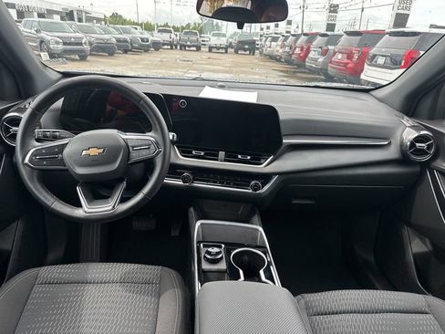 Used 2026 Chevrolet Equinox LT FWD image 9