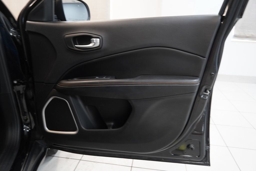 Used 2019 Jeep Compass Latitude w/ Cold Weather Group AWD/4WD image 33