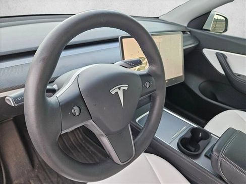 Used 2022 Tesla Model Y Performance image 11