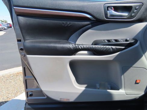 Used 2016 Toyota Highlander Limited image 23