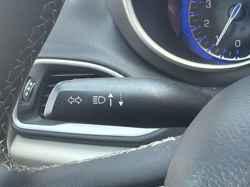 Used 2024 Chrysler Pacifica Touring-L FWD image 23