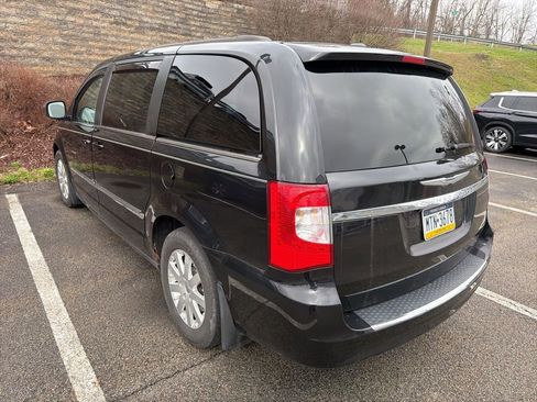 Used 2014 Chrysler Town & Country Touring image 3