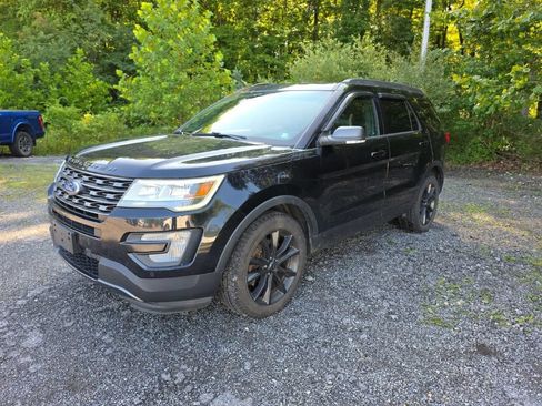 Used 2017 Ford Explorer XLT w/ Equipment Group 202A AWD/4WD image 3