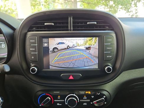 Used 2025 Kia Soul LX w/ LX Technology Package FWD image 18