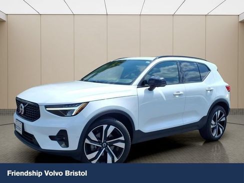 Used 2023 Volvo XC40 B5 Plus w/ Driver Assist Package AWD/4WD image 1