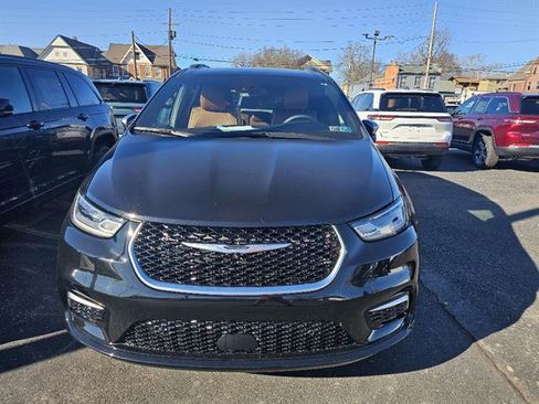 Used 2024 Chrysler Pacifica Pinnacle w/ Trailer Tow Group image 2