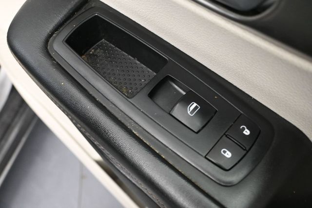 Used 2020 Chrysler Pacifica Touring-L FWD image 34