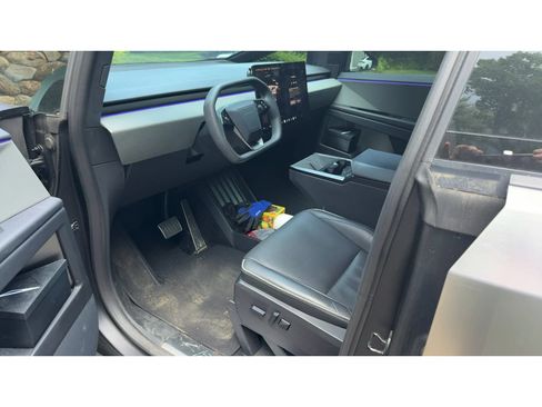 Used 2024 Tesla Cybertruck AWD Crew Cab image 5