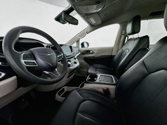 Used 2023 Chrysler Pacifica Touring-L FWD image 19