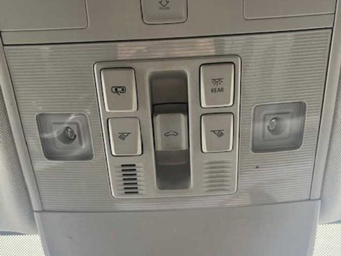 Used 2023 Volkswagen Taos SE w/ Panoramic Sunroof Package image 19