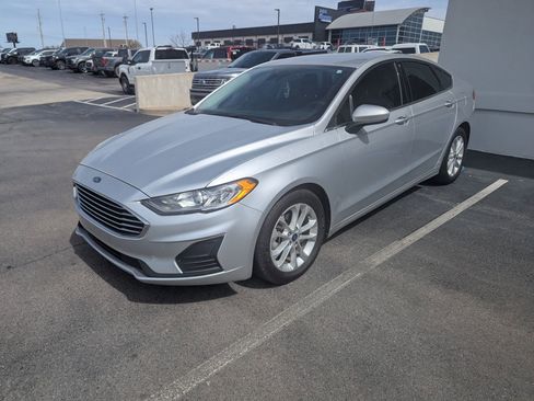 Used 2019 Ford Fusion SE image 4