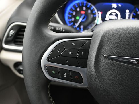 Used 2024 Chrysler Pacifica Touring-L FWD image 20