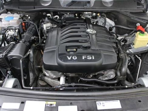 Used 2017 Volkswagen Touareg Wolfsburg Edition image 28