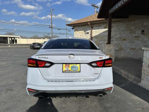 Used 2023 Nissan Altima 2.5 SR w/ SR Premium Package image 3