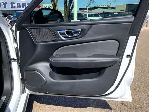 Used 2019 Volvo S60 T5 R-Design image 23