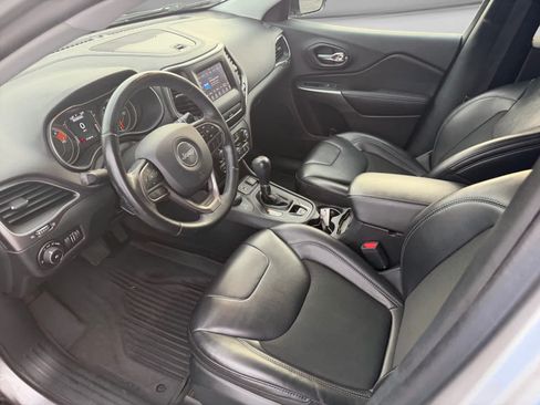 Used 2019 Jeep Cherokee Latitude Plus w/ Cold Weather Group AWD/4WD image 10