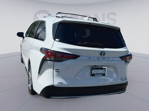 Used 2024 Toyota Sienna Platinum image 10