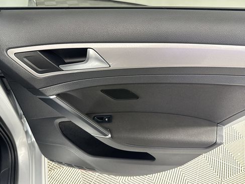 Used 2016 Volkswagen e-Golf SE w/ DC Fast Charging Package image 25