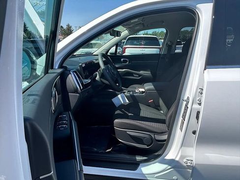 New 2025 Kia Sorento LX image 16