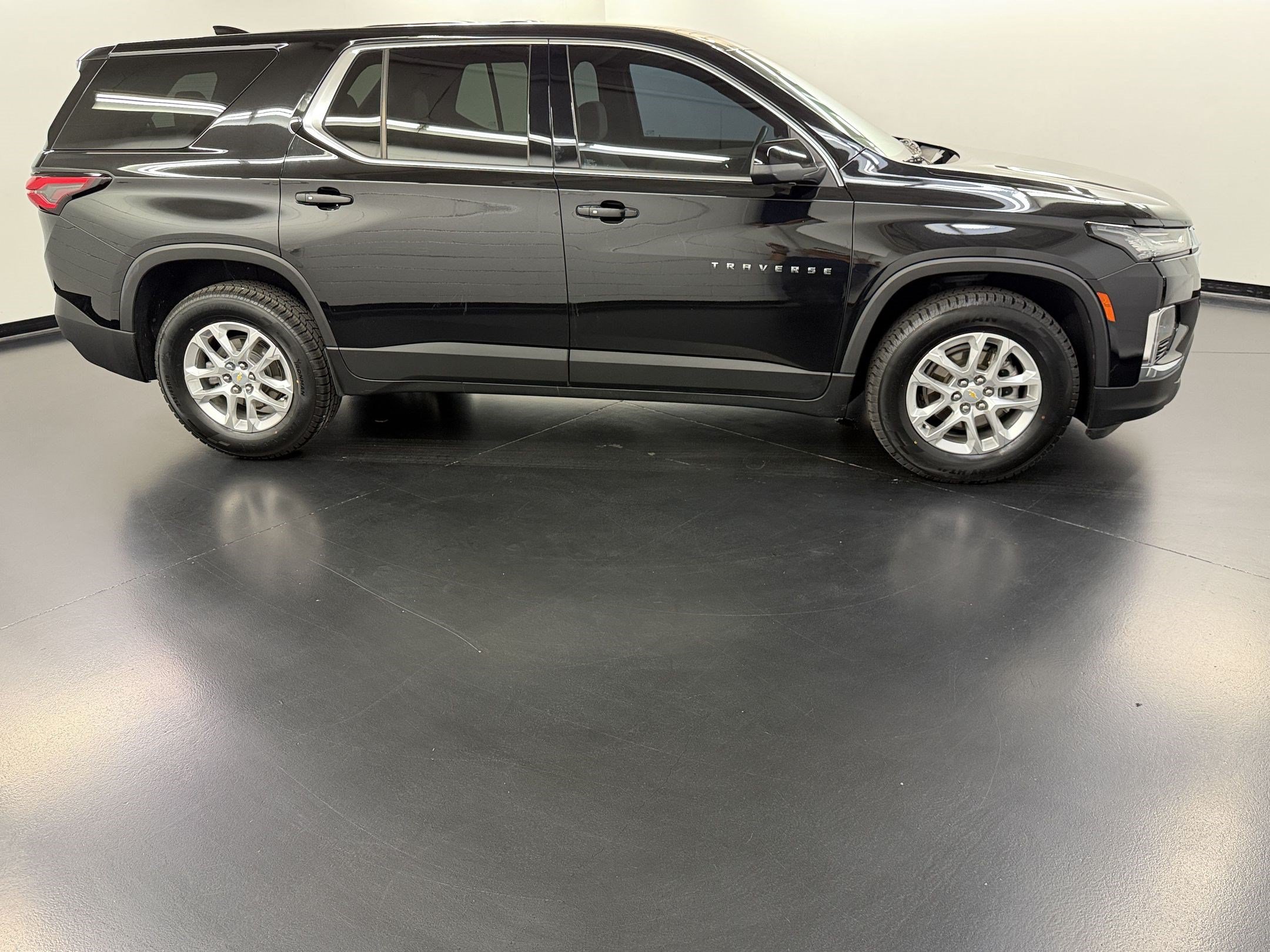 Used 2022 Chevrolet Traverse LS w/ LPO, Cargo Package FWD image 8