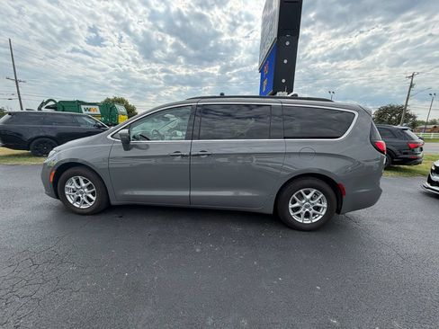 Used 2022 Chrysler Pacifica Touring-L FWD image 10