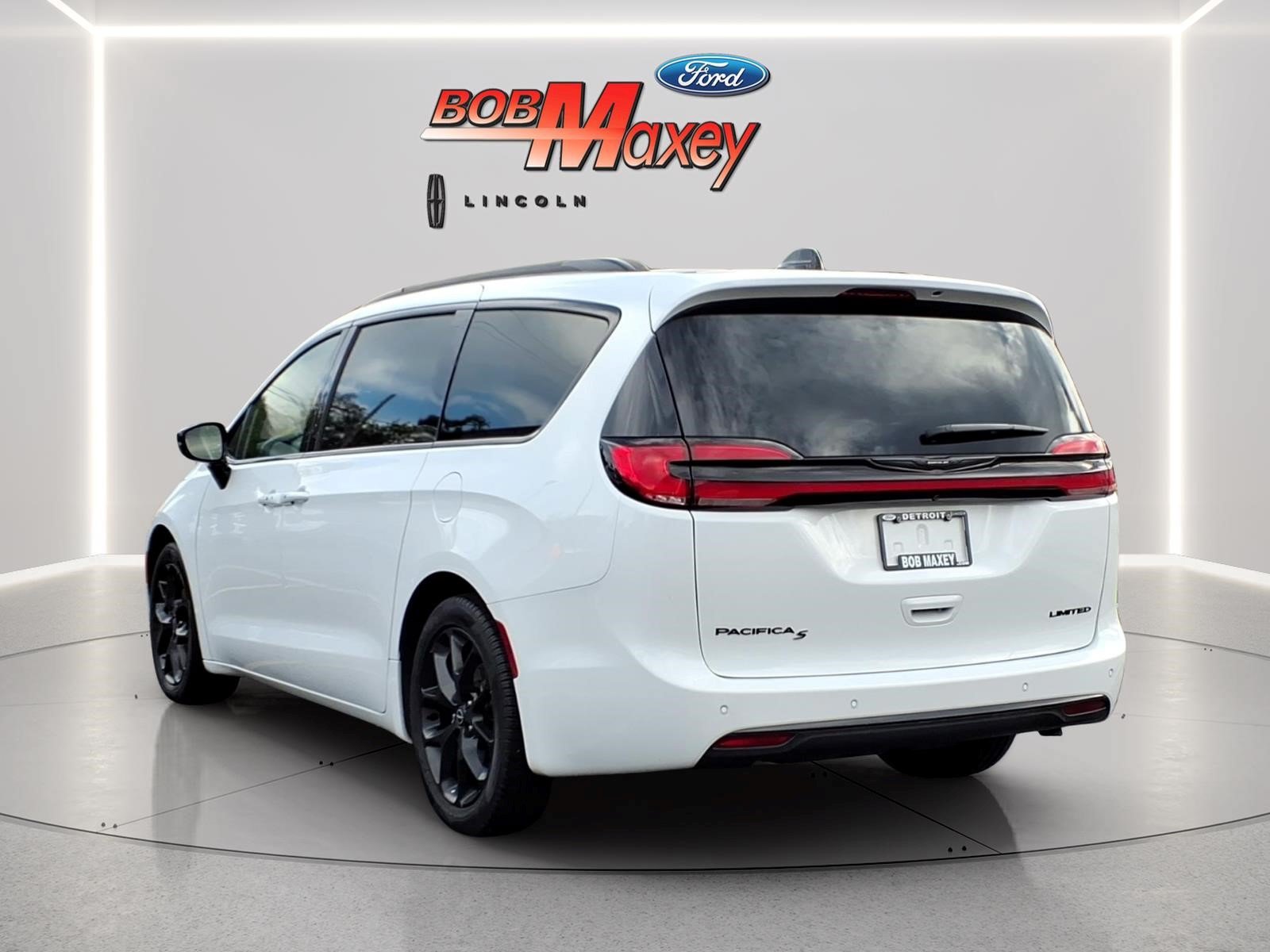 Used 2025 Chrysler Pacifica Limited FWD image 6