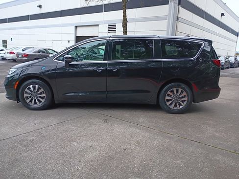 Used 2024 Chrysler Pacifica Select image 7