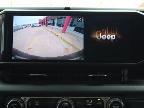 Used 2024 Jeep Wrangler Rubicon image 12