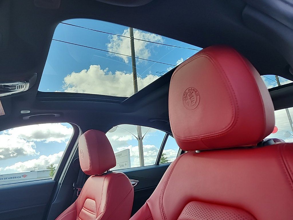 Used 2024 Alfa Romeo Giulia Veloce AWD/4WD image 10